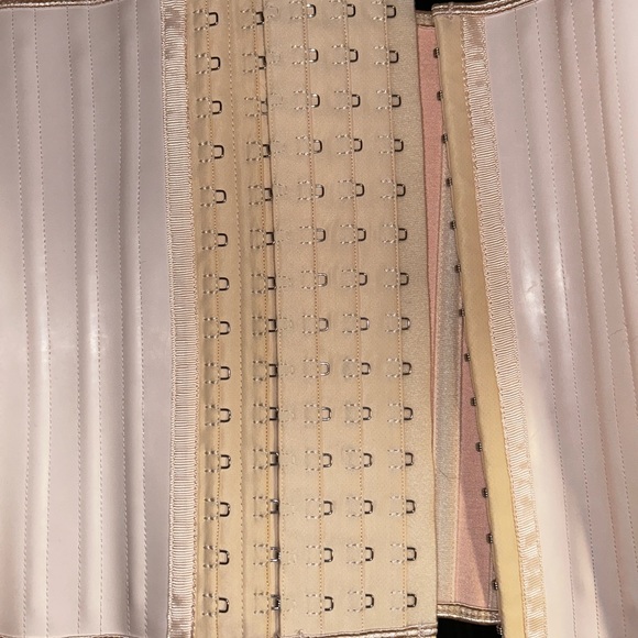 Corset - Picture 3 of 7